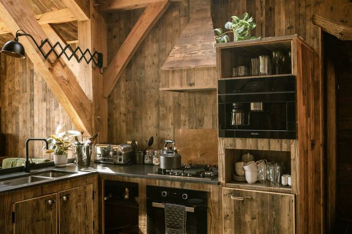 8 - kitchen well equipped with an oven, hob, microwave, coffee machine and cooking utensils