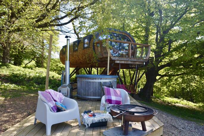 Exterior & hot tub set up