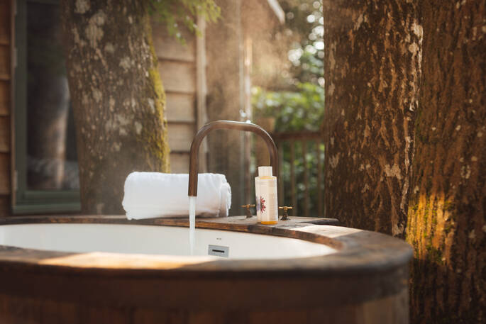 outdoor bath tub