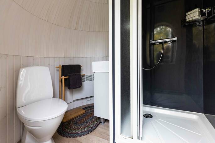 Igluhuts bathroom and shower
