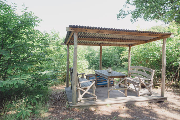 The outdoor covered seating area at Woodcutter's Cottage in Sussex
