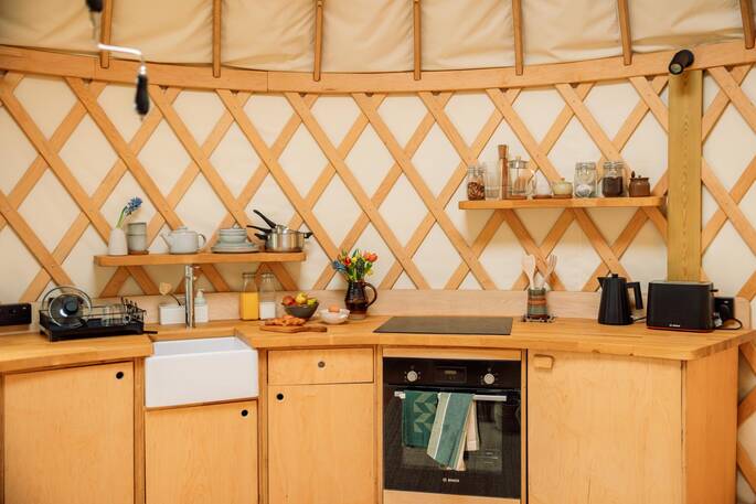 Kitchenette equipped with an oven, electric hob and cooking utensils