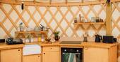 Kitchenette equipped with an oven, electric hob and cooking utensils
