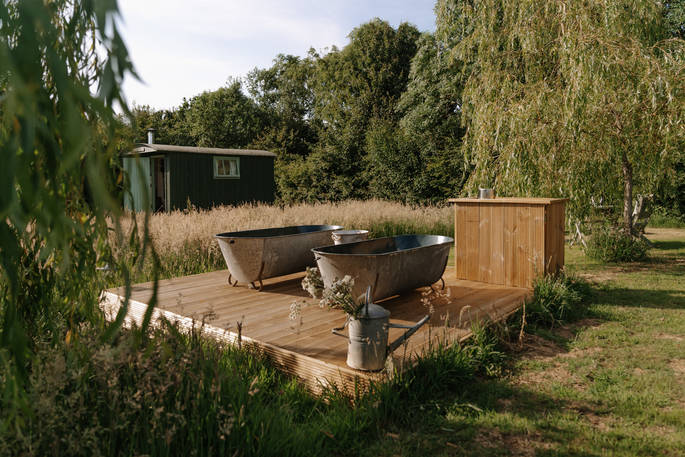 Jesters shepherds hut - outdoors bathtub, Priors Hardwick, Warwickshire