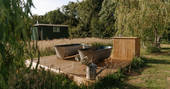 Jesters shepherds hut - outdoors bathtub, Priors Hardwick, Warwickshire