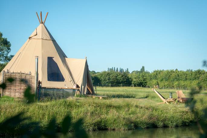 Side exterior of Slinket by the canal at Hill Farm Glamping in Warwickshire