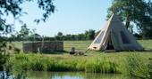 Sit outside in the hot tub next your own tipi, Slinket at Hill Farm Glamping