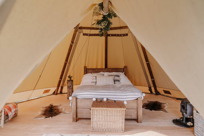 Slinket tipi bed, Priors Hardwick, Warwickshire