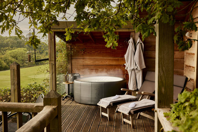 Oakdown Treehouse - hot tub, Colerne, Wiltshire