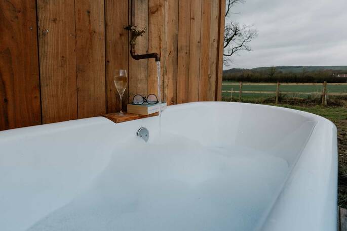 Outdoor bath tub