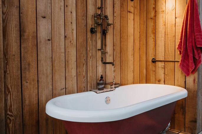 Outdoor bath tub