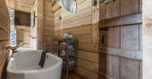 Treehouse with bath 