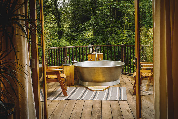 Outdoor deck area with bath tub 