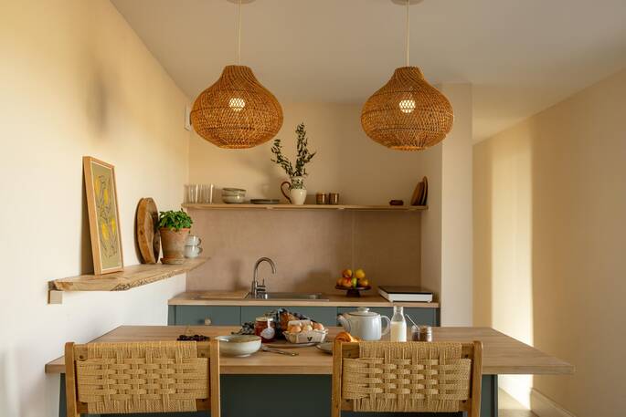 Kichen equipped with a single gas hob and cooking utensils, crockery and glassware