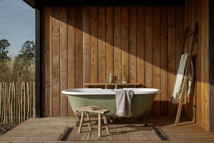 Outdoor bath tub