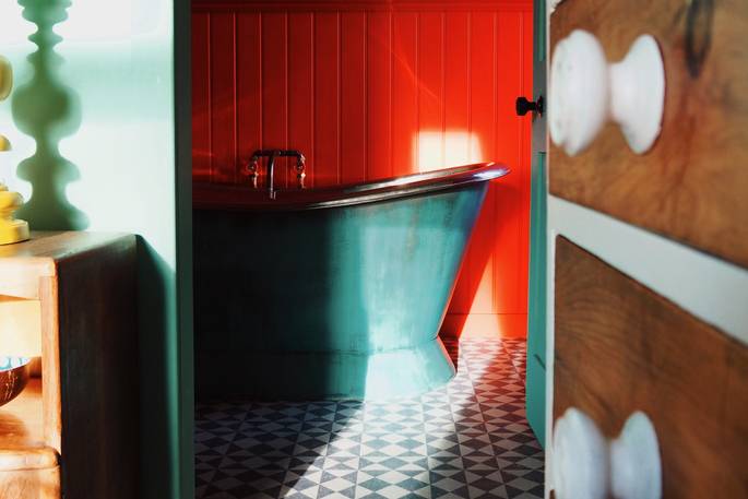 Denend Farmhouse bath tub, Aberdeenshire, Scotland - photo by @alittlebitofclaire