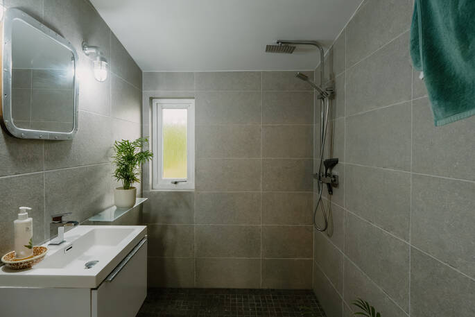 Douglas Boathouse bathroom