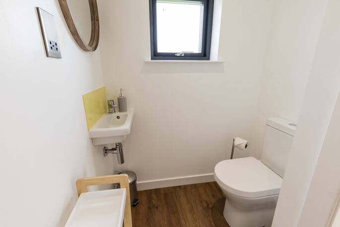 BAthroom with a shower flushing toilet and sink