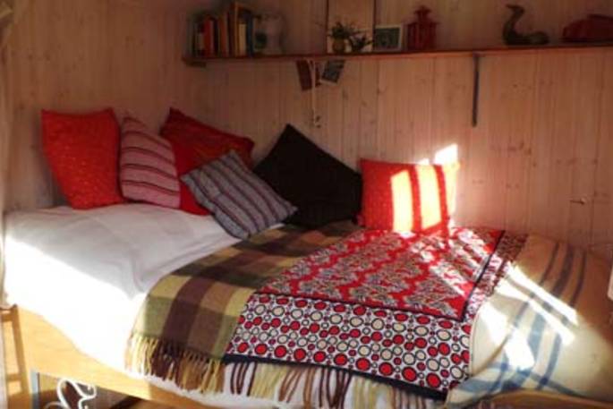 Inshriach Shepherd's Hut - bed, Aviemore, Highland