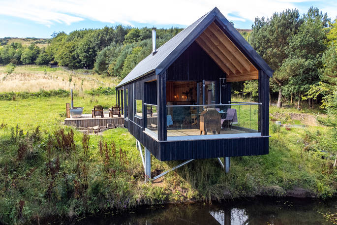 Bothan Dubh glamping cabin in front of a pond, Perthshire, Perth & Kinross, Scotland