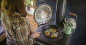 Fishing Hut cabin - frying eggs on the woodburner, Lauder, Scottish Borders, Scotlande 2022_08