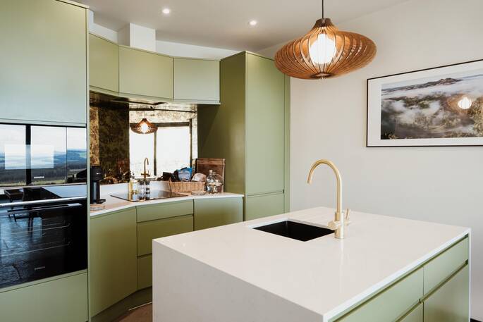 Kitchen equipped with an oven, hob, microwave, undercounter fridhe and all cooking utensils