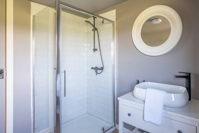 Seperate bathroom with a shower