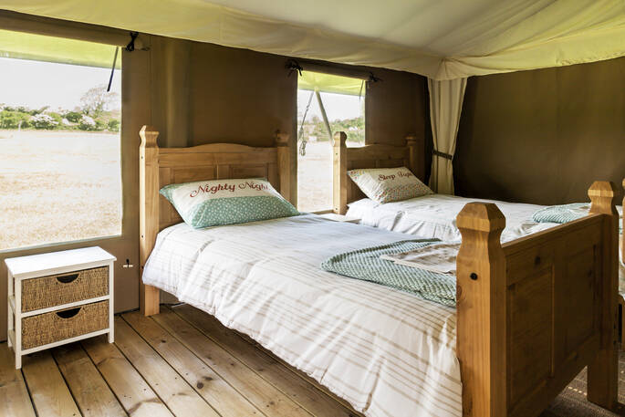 The twin bedroom at Onnen Lodge in Anglesey, Wales