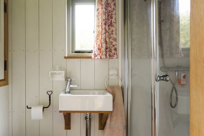 ty cerrig cardiff shepherd's hut bathroom