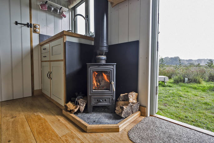 ty cerrig cardiff shepherd's hut woodburner