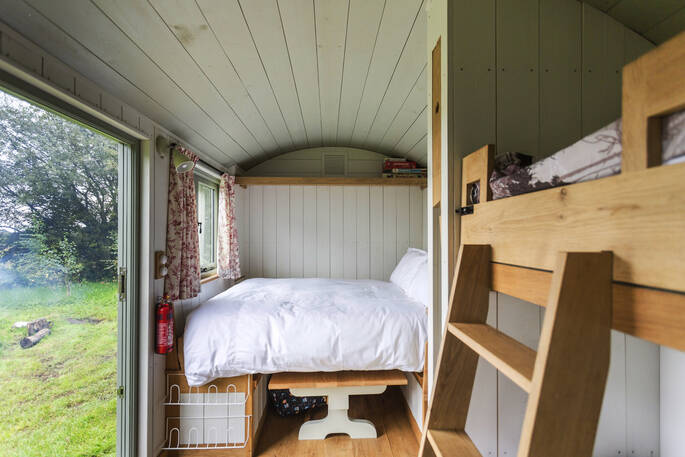 ty cerrig cardiff shepherd's hut bed