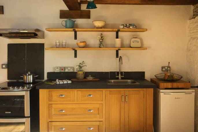 6 - kitchen equipped with an oven, stove and undercounter fridge