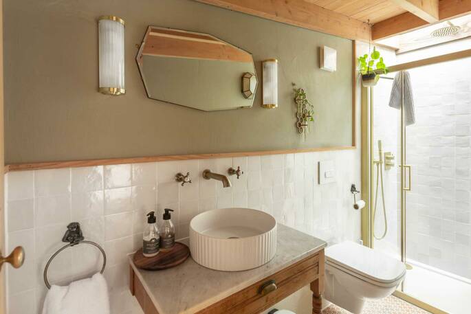 14 - Bathroom with a hot shower, sink and flushing toilet