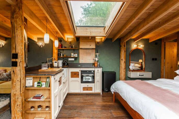 9 - kitchen is well equipped with an oven, electric hob, kettle, toaster and cooking utensils