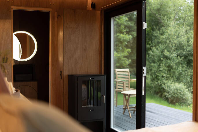 En suite bathroom with a shower, flushing toilet and sink