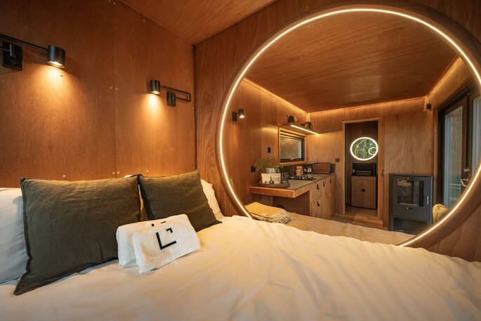 King aize bed with a large mirror