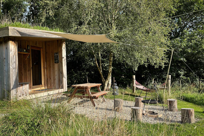 Derwen Cabin - exterior firepit and picnic table, One Cat Farm, Lampeter, Ceredigion, Wales
