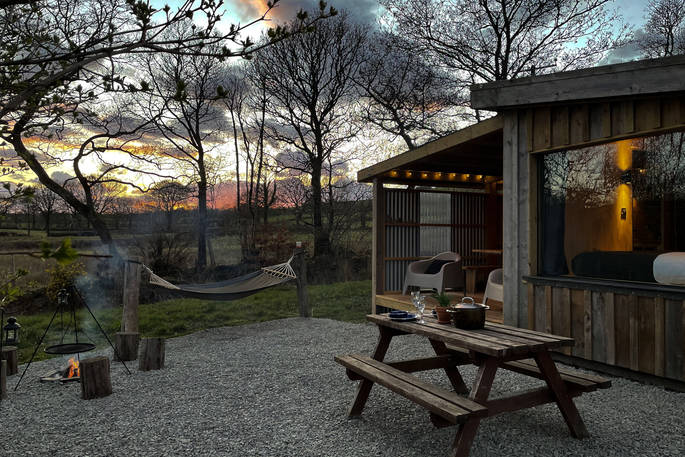 The Den cabin - sunset views with hammock and fire pit BBQ, One Cat Farm, Lampeter, Ceredigion, Wales