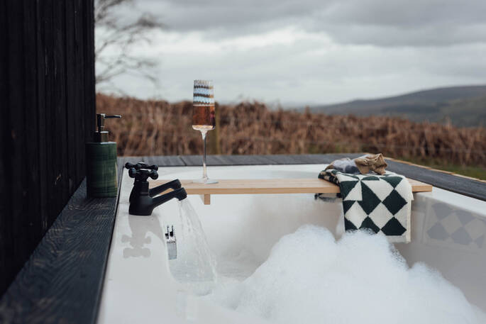 Outdoor bath tub