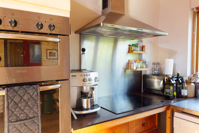 Kitchen equipped with an oven, microwave, electric hob and cooking utensils