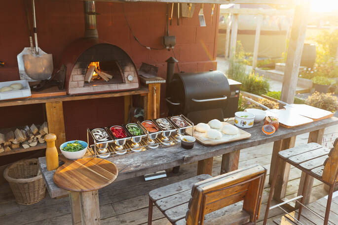 Outdoor kitchen with a BBQ and Pizza oven