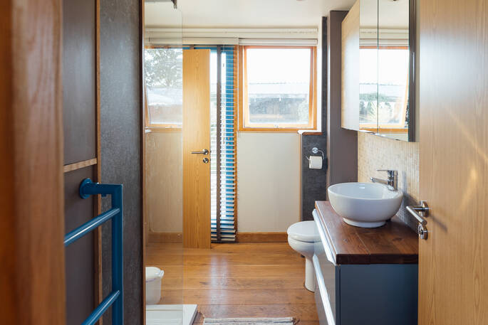 Second bedroom with a twin bed that can be joined