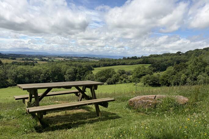The Oak Apple Hideaway - picnic bench