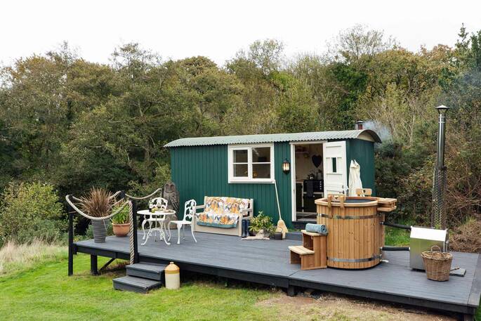 Cwt Gwyrdd decking with hot tub