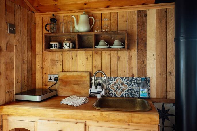 Kitchen equipped with a hob and cool box