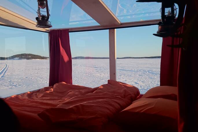 lake_inari_frozen_lake_cabin