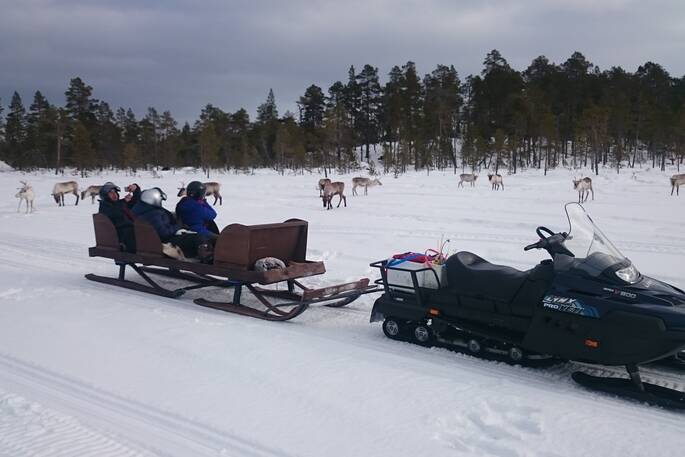 lake_inari_snowmobile_sledging