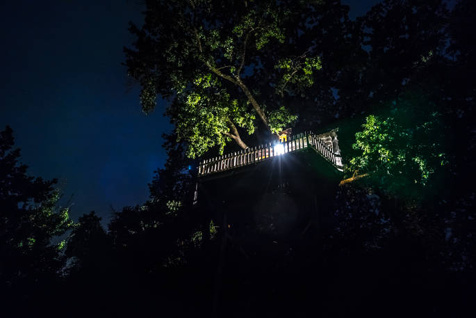 Gauthie Treehouse Cabin lit up at night Dordogne, France