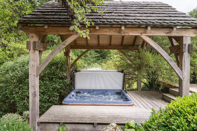 Shared hot tub at Gauthie Treehouse Cabin, Dordogne, France