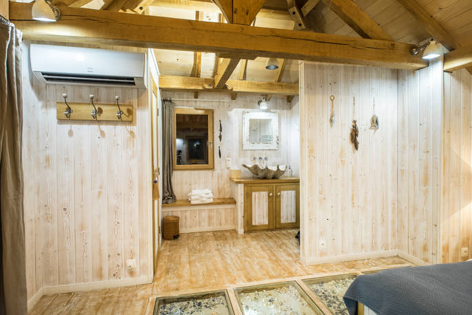 Ensuite shower room at Chateau Biron, Châteaux dans les Arbres, Dordogne, France